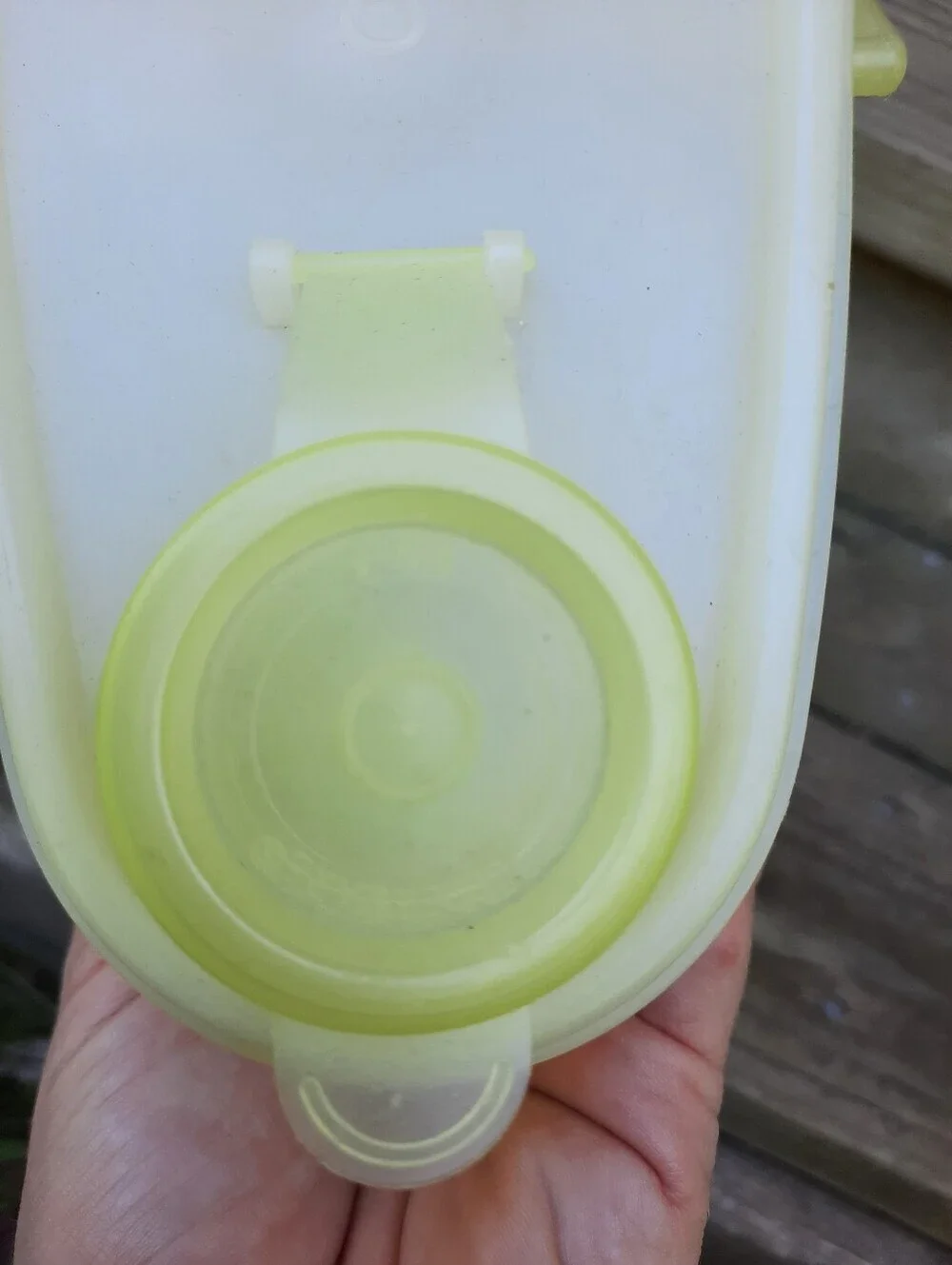 Vintage 1980s Tupperware Beverage Buddy Pitcher 2 Quart Yellow Plastic 587-10